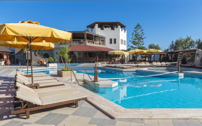 Zwembad en ligbedden bij Hotel Gaia Garden op Kos