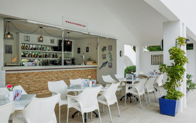 Terras en de bar bij het zwembad van Appartementen Roc Lago Park op Menorca