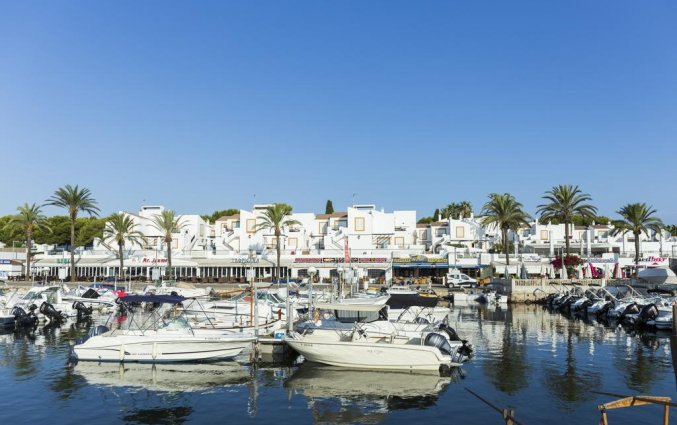 Uitzicht op de haven vanaf Appartementen Roc Lago Park op Menorca