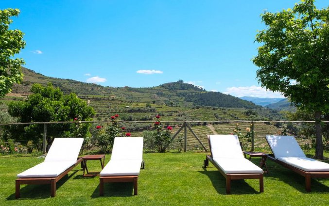 Ligbedden en uitzicht op de valei vanaf Hotel Rural da Quinta do Silval in Noord-Portugal