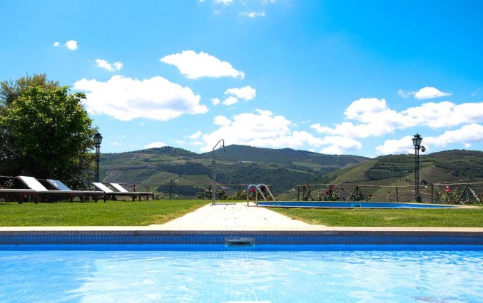 Tuin en buitenzwembad van Hotel Rural da Quinta do Silval in Noord-Portugal
