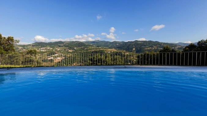 Buitenzwembad met uitzicht van Hotel Douro Palace Resort & SPA in Noord-Portugal