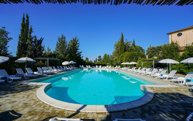 Buitenzwembad en ligbedden bij Hotel Antico Borgo San Martino in Toscane