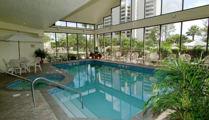 Binnenzwembad van resort Enclave Suites
