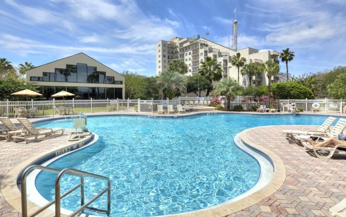 Zwembad van resort Enclave Suites