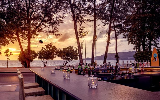 bar met uitzicht van resort doubletree hilton by Banthai Beach