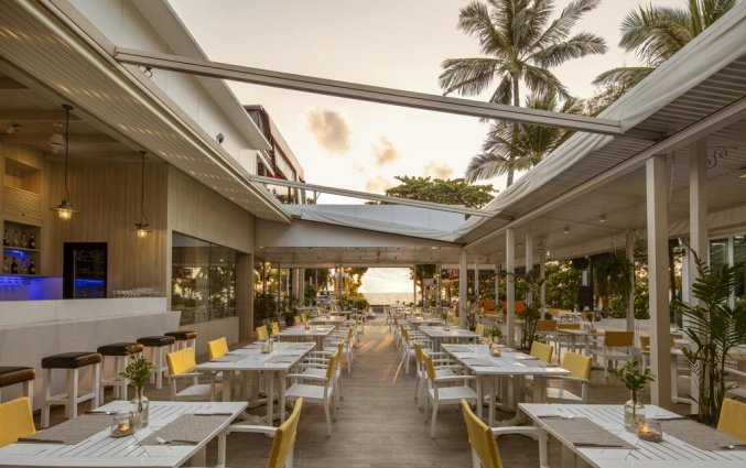 Buitenterras met restaurant resort DoubleTree by Hilton Banthai Spa