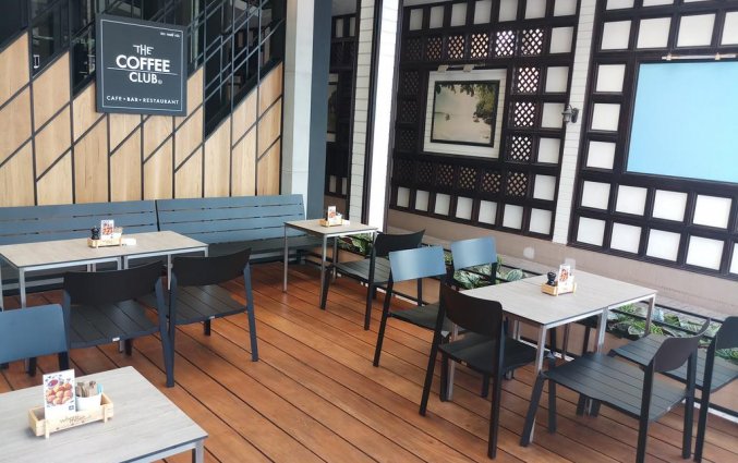 Het koffiecafe met bankjes van DAYS INN PATONG BEACH op Phuket