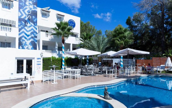 Buitenzwembad met terras van Hotel La Cocha Soul op Mallorca