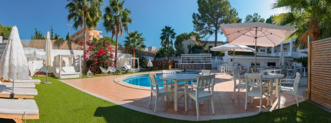 Buitenzwembad met terras van Hotel La Cocha Soul op Mallorca
