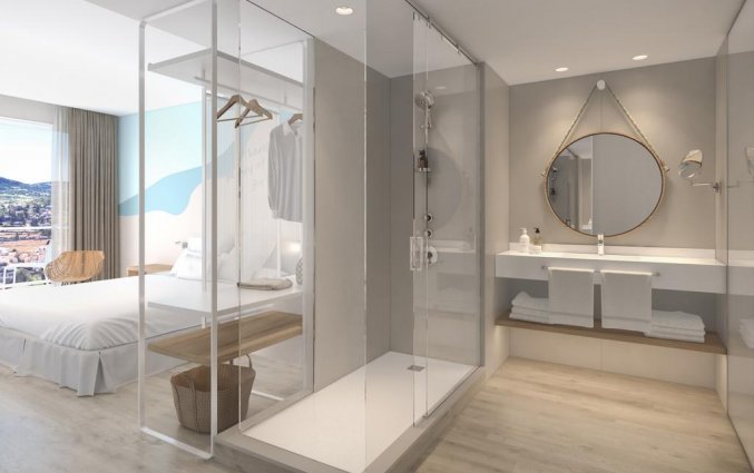 Badkamer van een tweepersoonskamer van Hotel Amare Beach op Ibiza