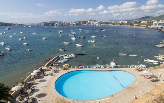Zwembad van hotel Simbad in Ibiza