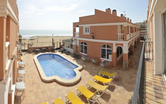 Zwembad van hotel Lloyds Beach Club in Alicante