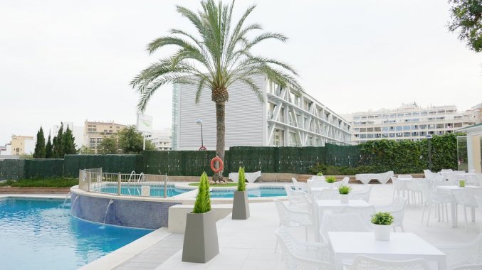 Zwembad van hotel Primavera Park in Alicante