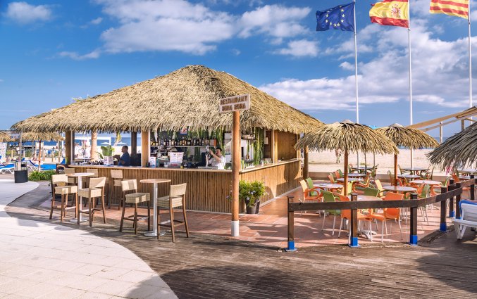 Bar bij het zwembad van Hotel Tahiti Playa aan de Costa Brava