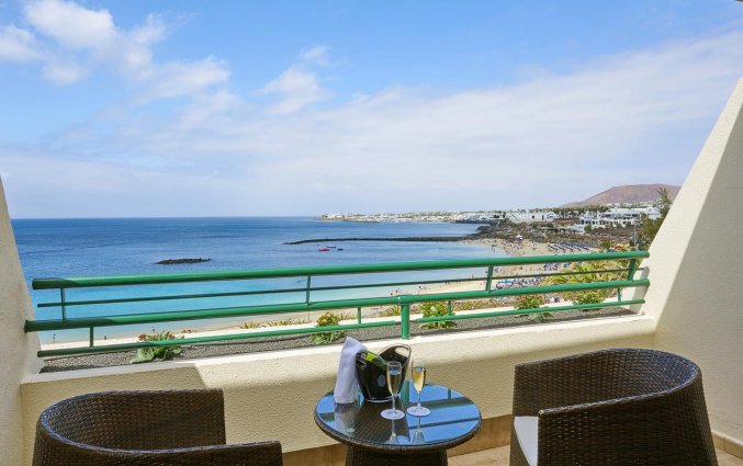 Eigen balkon bij een kamer van Hotel Dreams Lanzarote Playa Dorada Resort & Spa