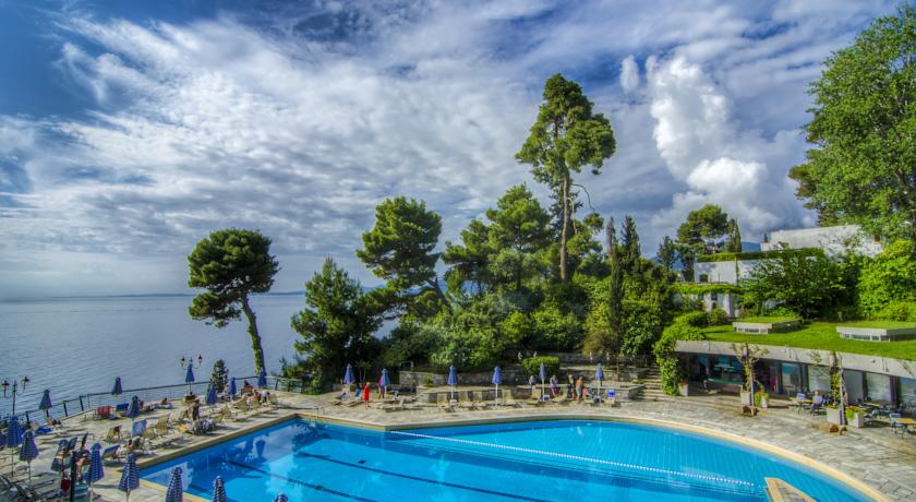 Zwembad van hotel Corfu Holiday Palace in Corfu