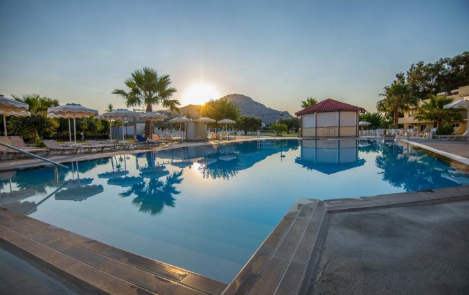 Buitenzwembad van Hotel Olive Garden op Rhodos