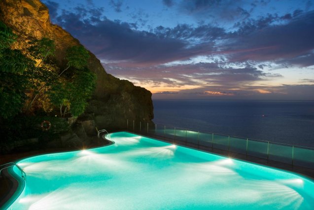Belicht zwembad in de avond van Hotel Mogan Princess & Beach Club op Gran Canaria