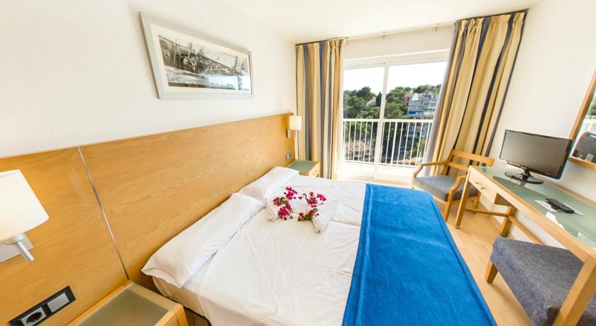 Slaapkamer van standaardjaner hotel Costa Portals op Mallorca