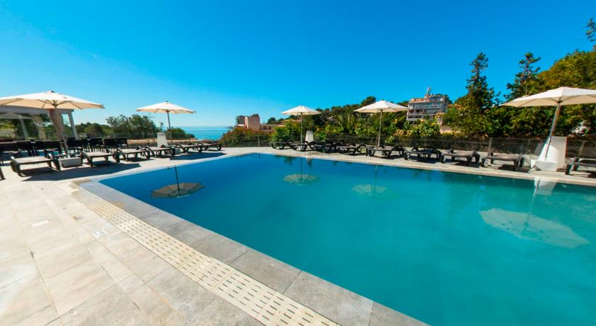 Zwembad van hotel Costa Portals op Mallorca