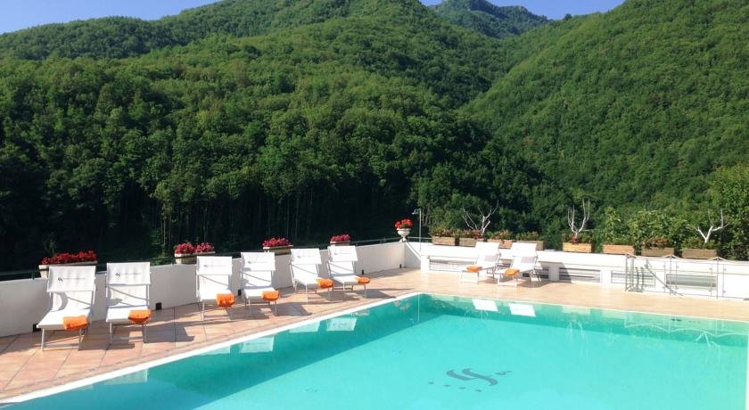 Buitenzwembad met zonneterras van Hotel Scapolatiello in Amalfi