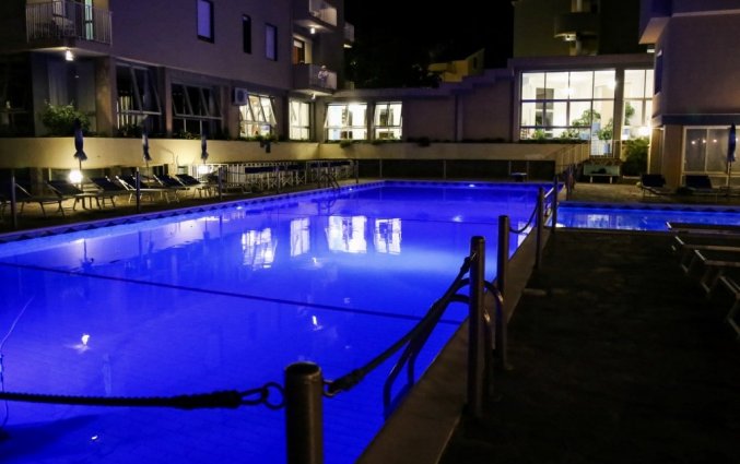 buitenzwembad in de avond van hotel residance san pietro