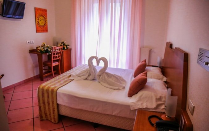 Slaapkamer met tweepersoonsbed van hotel residance san pietro