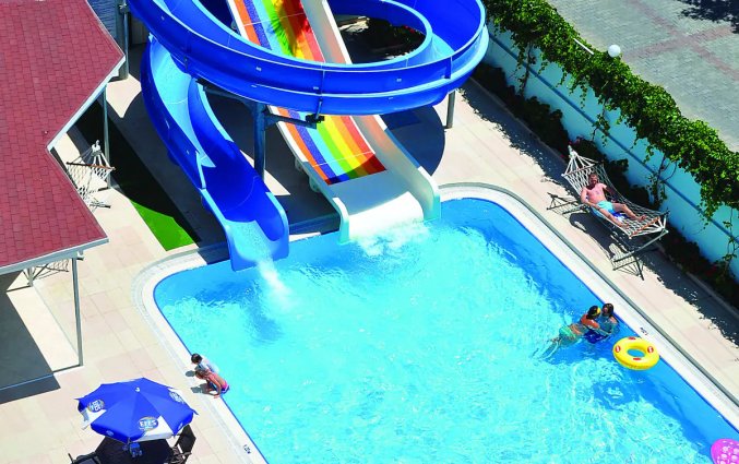 Buitenzwembad en waterglijbanen van Hotel Blue Diamond Alya in Alanya