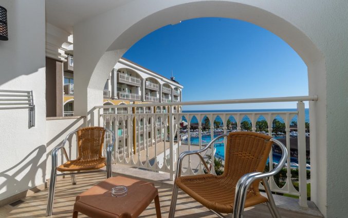 Balkon van Hotel Kirman Sidera Luxury & Spa in Alanya