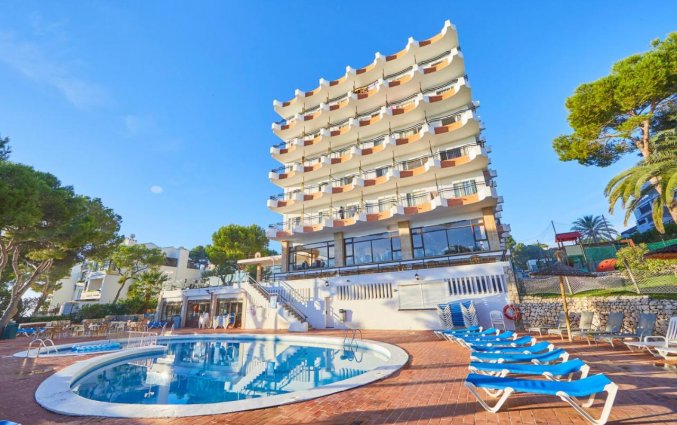 Zonneterras met zwembad van Hotel Cala Ferrera Mallorca