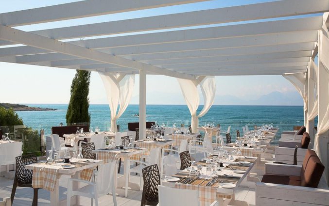 Terras van Resort Mareblue Beach op Corfu