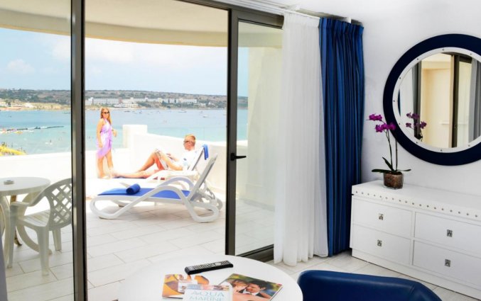 Balkon van een tweepersoonskamer van Resort DB Seabank op Malta