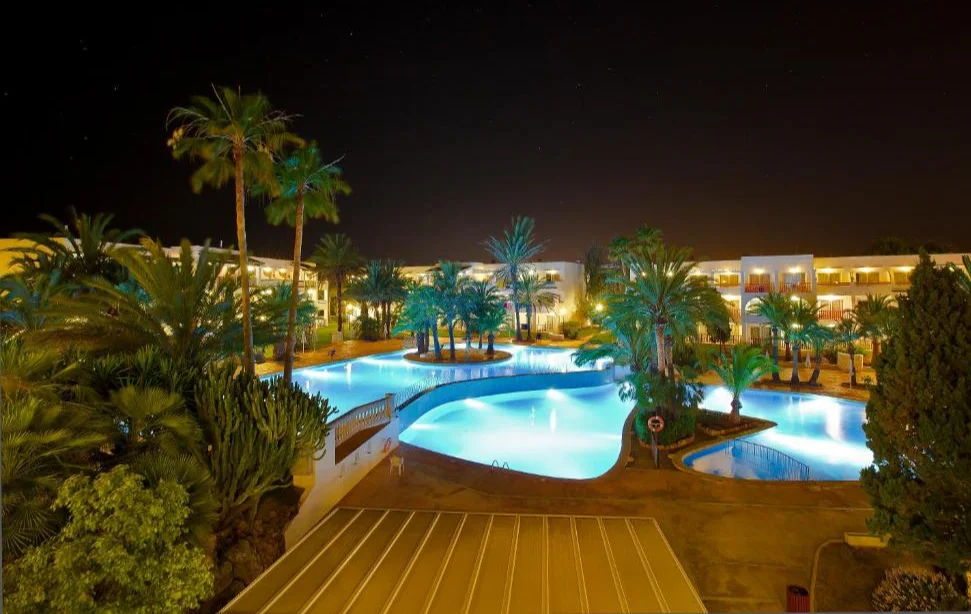 Zwembad avond van hotel Cala dOr Gardens in Mallorca