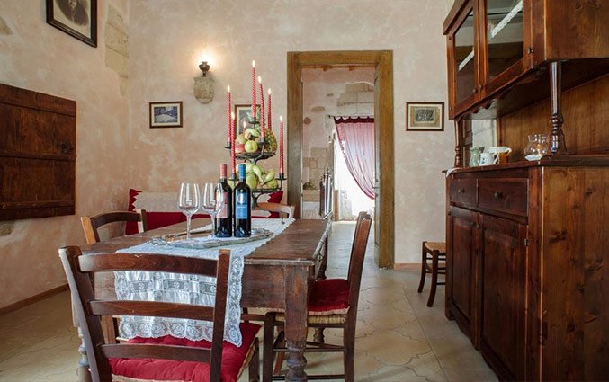 Eetkamer met stoelen en eettafel Hotel Borgoterra in Puglia
