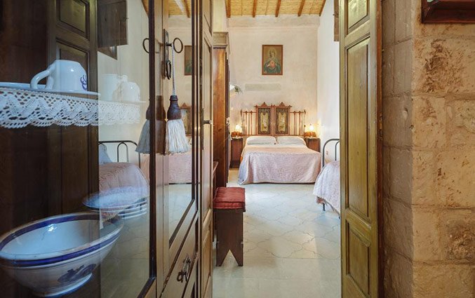 Vitirine kast in slaapkamer Hotel Borgoterra in Puglia