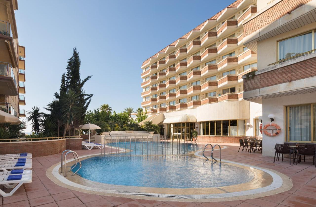 Zwembad met ligbedden van Hotel Top-H Royal Sun Costa Brava