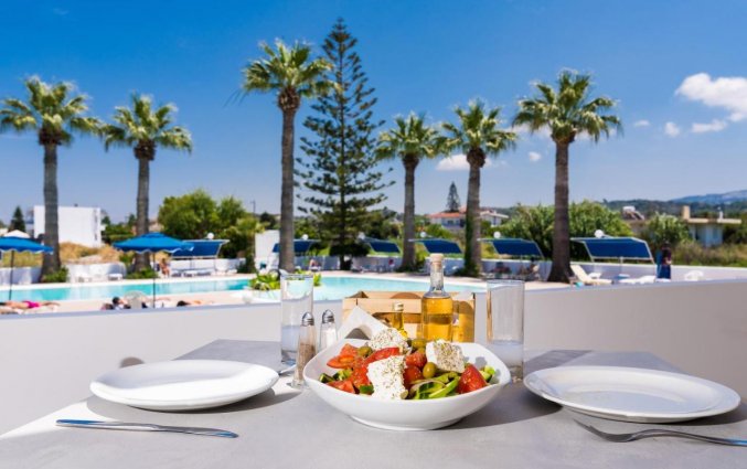 Ontbijt aan het zwembad bij Hotel Sabina Rhodos
