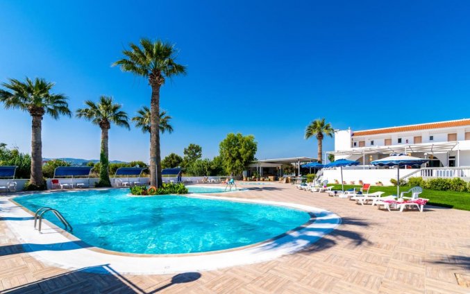 Zwembad en terras van Hotel Sabina Rhodos