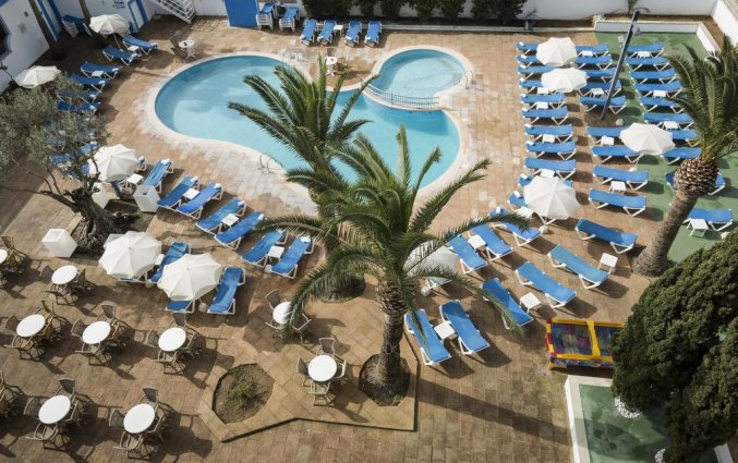 Bovenaanzicht van terras en zwembad van Hotel Elegance Vista Blava op Mallorca
