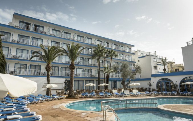 Buitenaanzicht en zwembad van Hotel Elegance Vista Blava op Mallorca