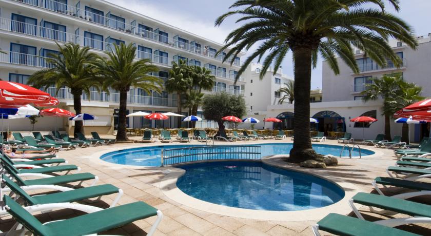 Zwembad en ligbedden van Hotel Elegance Vista Blava op Mallorca
