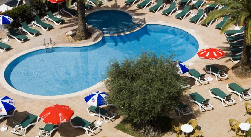 Zwembad en terras van Hotel Elegance Vista Blava op Mallorca