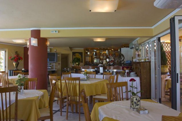 Binnen zitgedeelte bij restaurant van appartementen Furtura vakantie Kreta