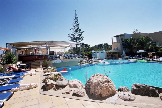 Buitenzwembad met ligbedjes van appartementen Furtura vakantie Kreta