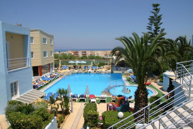Zwembad met boom van appartementen Furtura vakantie Kreta