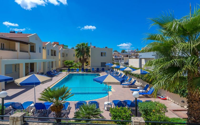 Het zwembad met zonneterras van Apparthotel Theos Village Kreta
