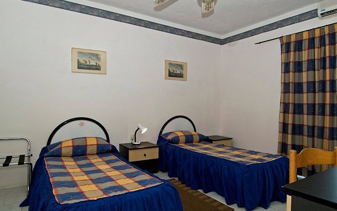 Twin beds White Dolphin Holiday Complex op Malta