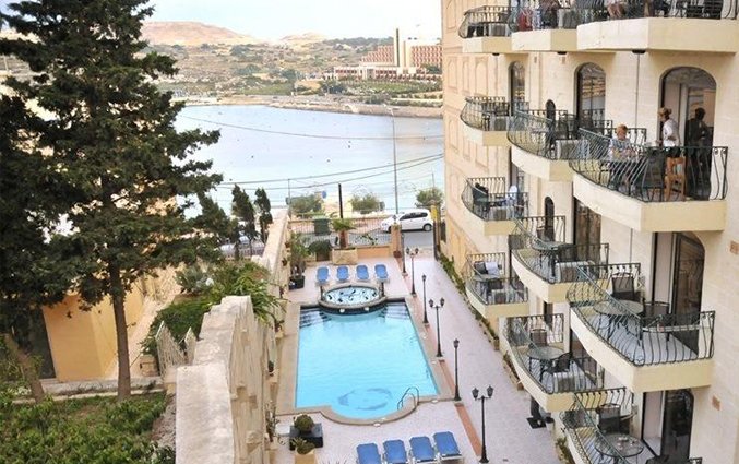 Zwembad en balkons van White Dolphin Holiday Complex op Malta