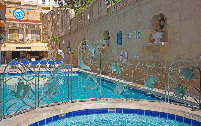 Zwembad met kinderbad White Dolphin Holiday Complex op Malta